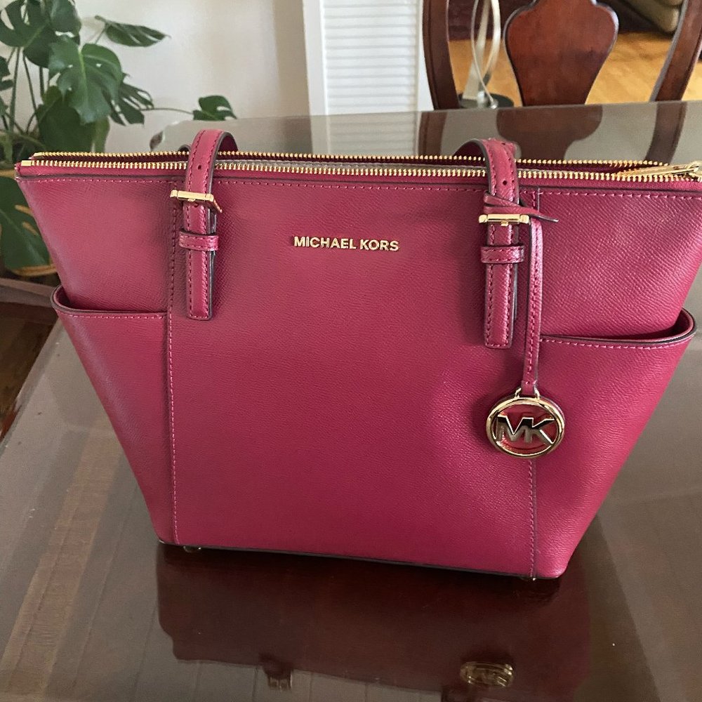 Michael Kors Signature Jet Set East West Top Zip Tote Red Leather Purse NWOT - Picture 2 of 8